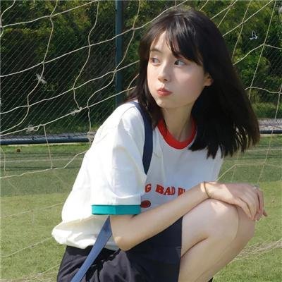 坐推土机的少女